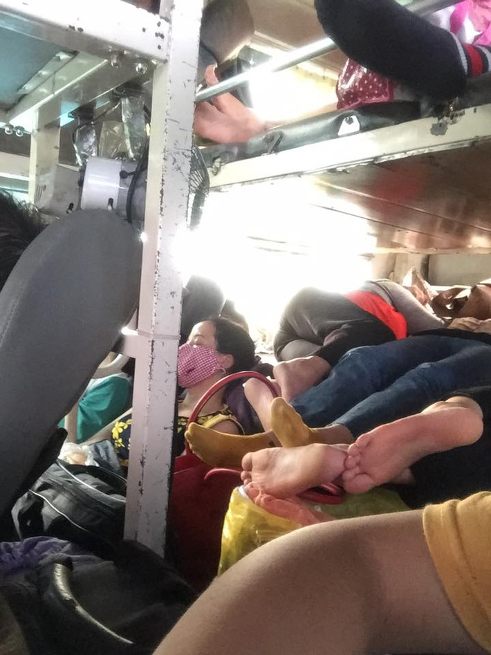 Và nếu có nằm được thì chân người ngày sẽ gác lên đầu người kia trông vô cùng ngột thở.