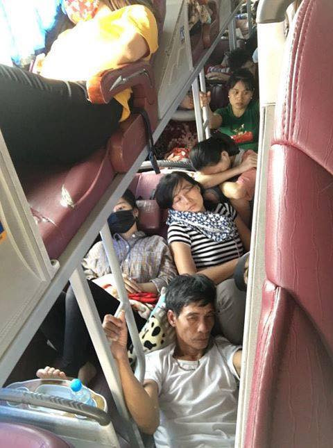 Hôm nay (26/4), kết thúc ngày làm việc cuối tuần, hàng nghìn người dân Hà Nội vội vã đổ ra các bến xe để về quê nghỉ lễ dịp 30/4 và 1/5. Đợt nghỉ lễ này được kéo dài trong 5 ngày nên lượng người đổ về quê và du lịch khá nhiều.