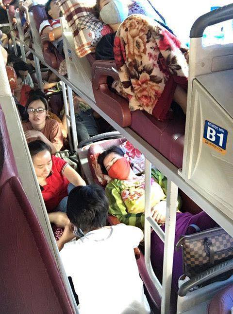 Chiều thứ sáu (26/4) nhiều người đã tranh thủ về quê, dẫn đến cảnh tượng các chuyến xe khách đông đúc và trở thành ác mộng với nhiều người.