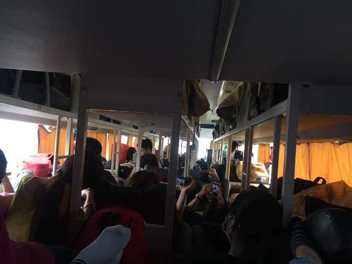 Việc các chuyến xe giường nằm khác nằm hết phần hành lang đi lại là hình ảnh được các dân mạng ghi lại trong đợt nghỉ lễ 30/4 - 1/5.
