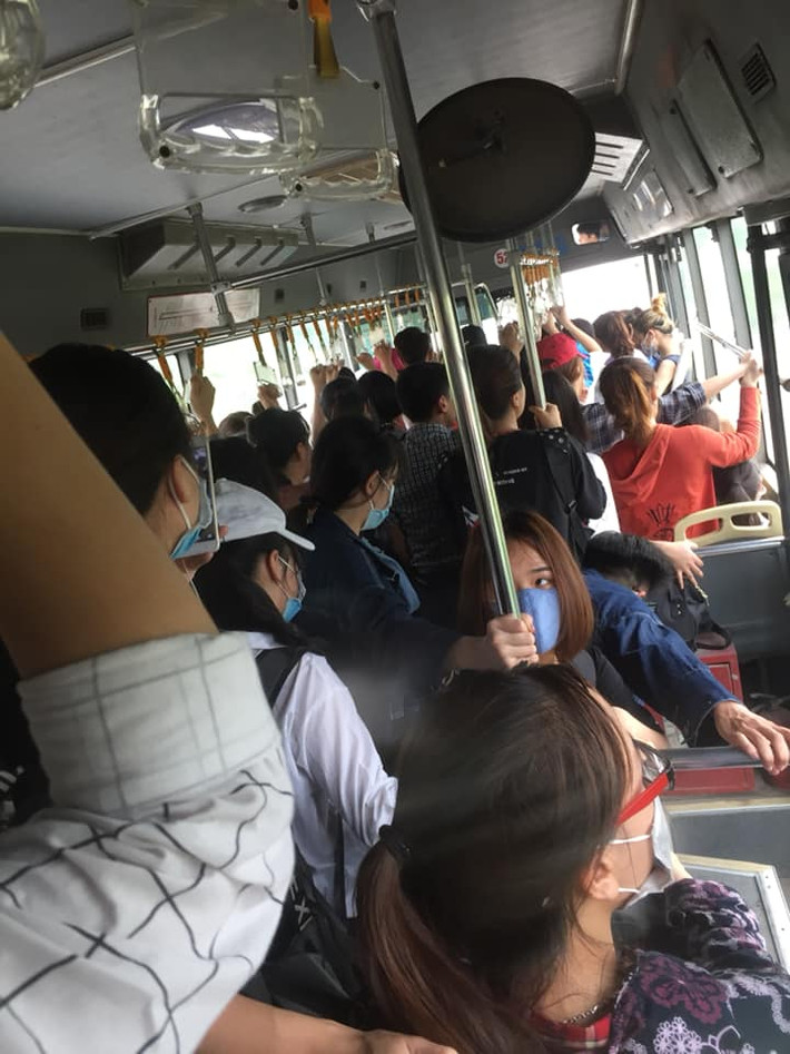 Hình ảnh chuyến xe bus đông nghẹt người đưa ra bến xe để về quê.