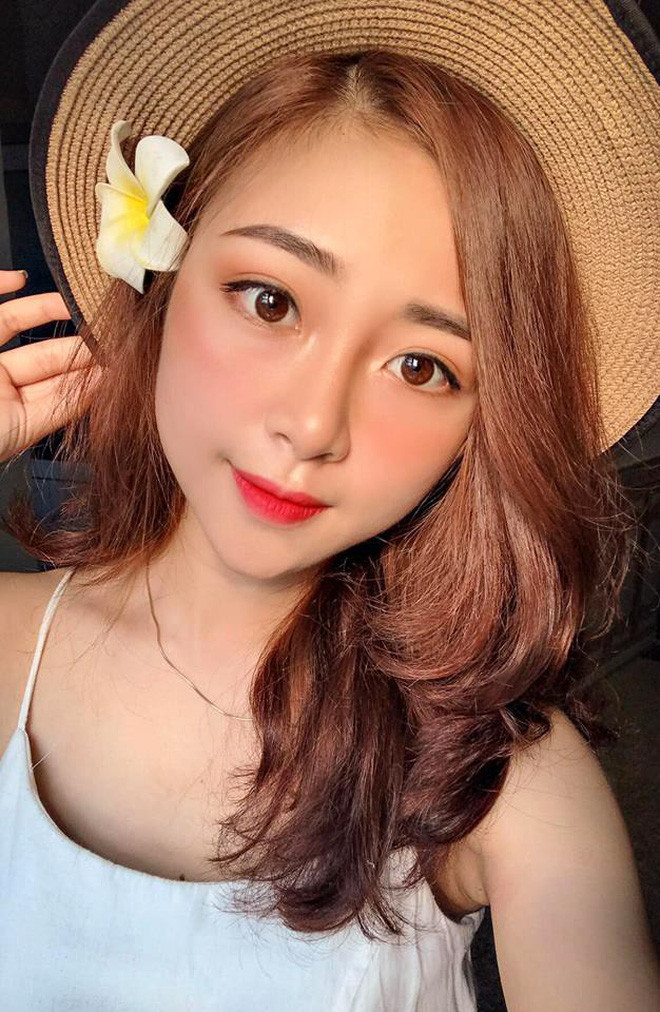 Nhật Linh, sinh năm 1998. Trước khi biến đến bằng biệt danh bạn gái tin đồn Văn Đức, cô nàng từng nổi tiếng nhờ hình tượng cô giáo mầm non xinh đẹp.