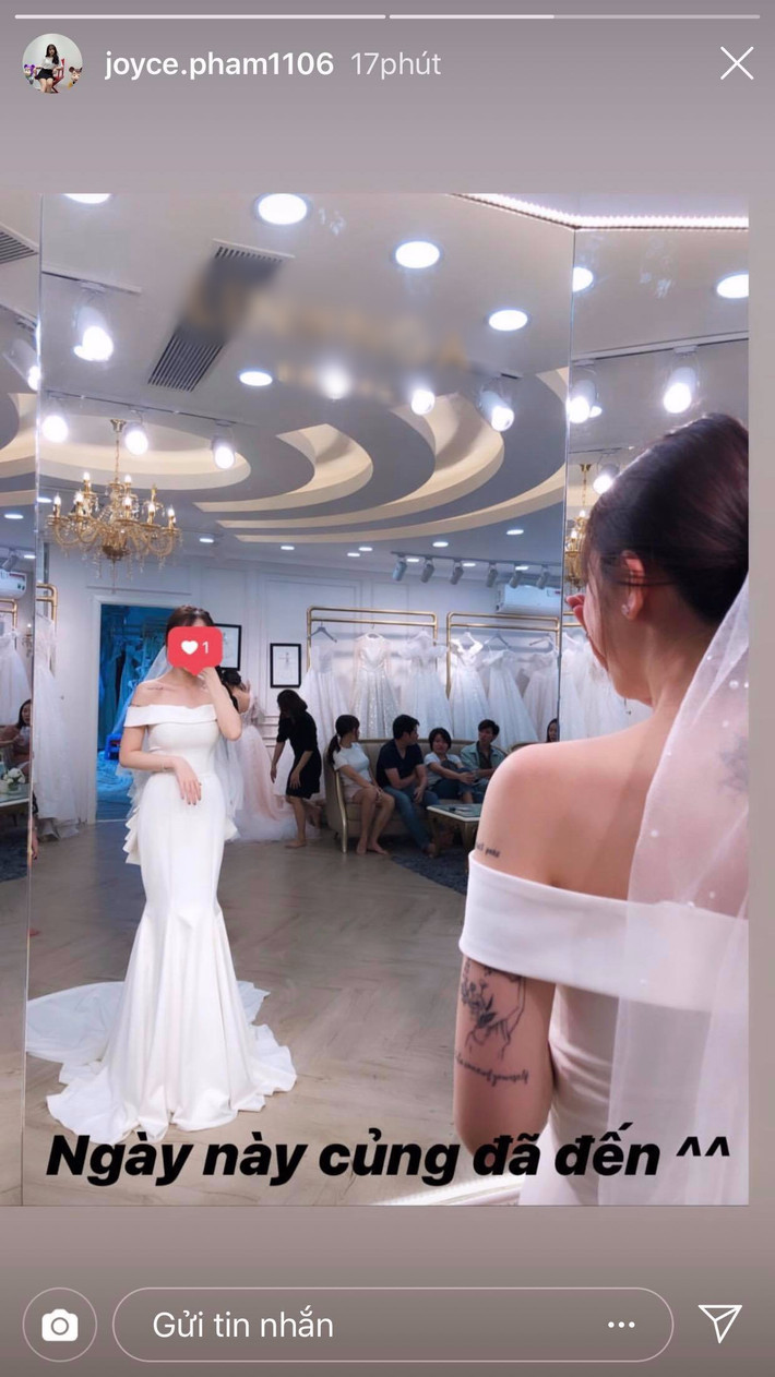 Sau khi nổi tiếng trên MXH khi công khai thân phận là con gái đại gia Minh Nhựa, Joyce Phạm (tên thật Phạm Trần Nguyễn Minh Anh) được nhiều người chú ý tới. Ít lâu sau khi xuất hiện, cô nàng này đã chụp ảnh thử áo cưới khiến nhiều người nghĩ tới việc sẽ có 1 đám cưới lớn giữa cô và bạn trai 5 năm tên Tâm Nguyễn.