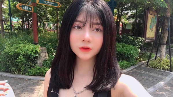 Trước khi được biết đến là bạn gái tin đồn của streamer ViruSs, Trang Banana từng tham gia series trinh thám "Bản giao kèo định mệnh" trong vai trò diễn viên chính.