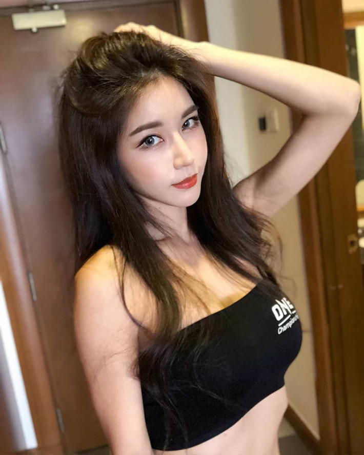 Park Si Hyun hay nghệ danh là SIENA là một nữ DJ sở hữu lượng fan khủng tại Hàn Quốc. Vừa là DJ vừa là người mẫu nên cô nàng sinh năm 1992 có gương mặt và body hoàn hảo.