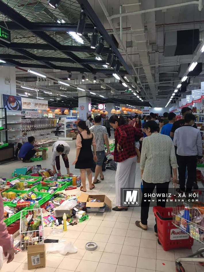 Không chỉ thi nhau chen chúc, xô đẩy giành giật đồ và tính tiền, đáng nói hơn, một số người dân sử dụng ngay hàng hóa ngay tại các kệ hàng của siêu thị mà chưa hoàn tất khâu thanh toán.