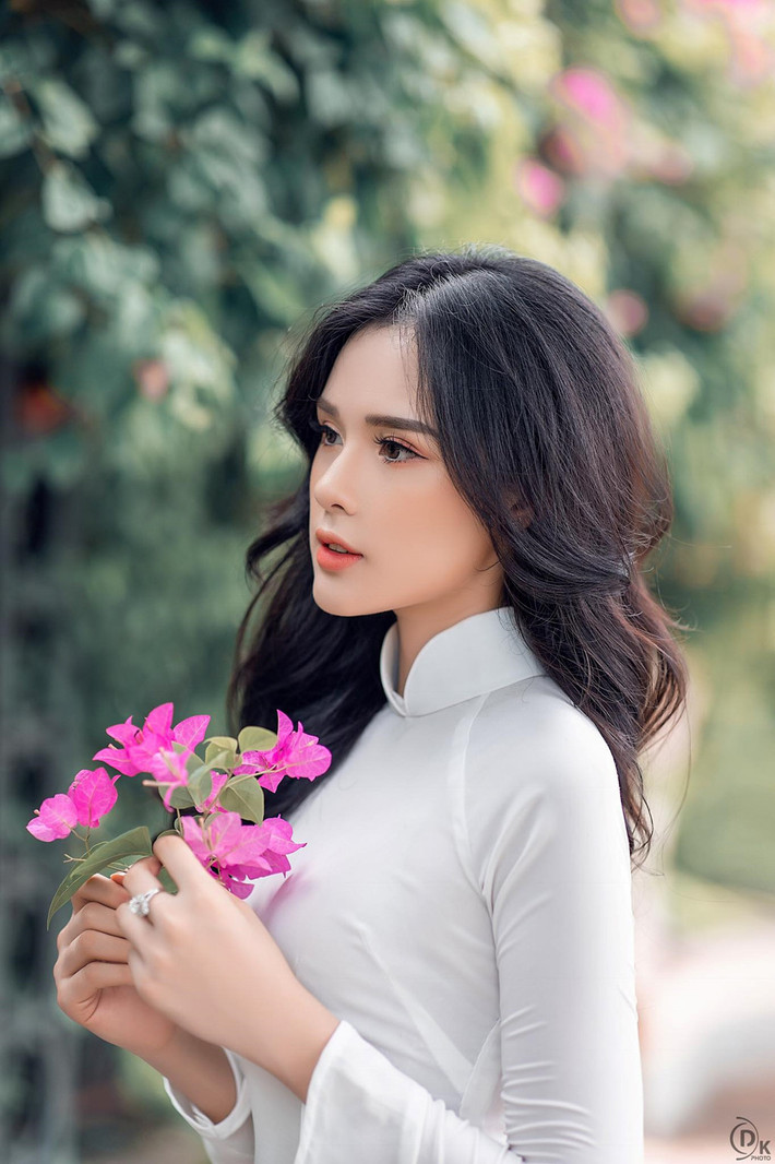 Huyền Trang đang theo học khoa Luật kinh tế của Đại học Thành Đông. Cô từng dự thi Hoa hậu Hoàn vũ Việt Nam 2017, vào top 5 Hoa hậu Đại dương 2017 và là Á hoàng Trang sức 20