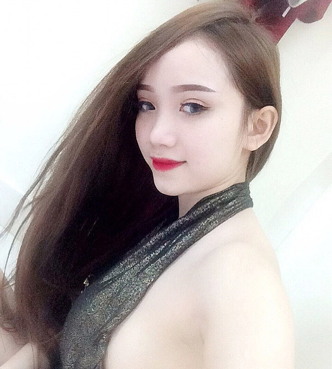 Phùng Bảo Trân là bạn gái của Vũ Văn Thanh, cô nàng này được coi là nàng WAGs xinh đẹp và giỏi giang nhất bóng đá Việt.