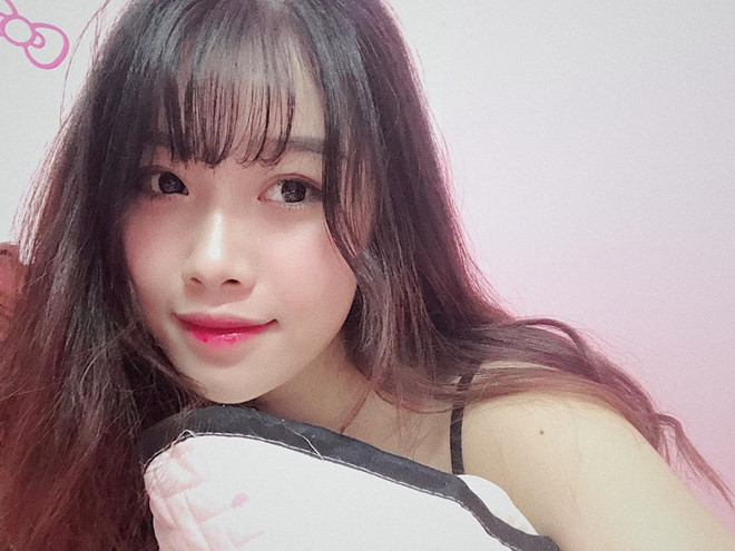 Trang Nhung là bạn gái của Văn Toàn. Rất ít người biết thông tin về Trang Nhung mà chỉ biết cô đang học tập và sinh sống ở Hà Nội.