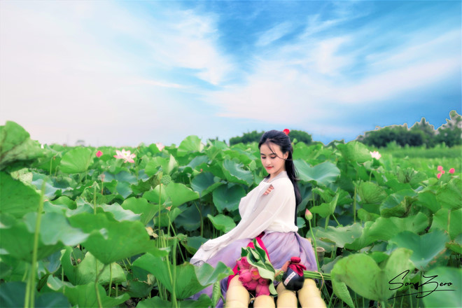 Những ngày qua những bộ ảnh liên quan đến hồ sen trở thành chủ đề được CĐM quan tâm. Sau bộ ảnh cô gái trần truồng khoe thân phản cảm khiến nhiều người bức xúc thì vẫn còn đó những khoảnh khắc khiến dân mạng "deep" với loài hoa mang sự tinh tế, nhẹ nhàng.