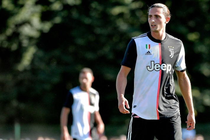 Theo Calcio Mercato, bất mãn với HLV Maurizio Sarri, Adrien Rabiot đang muốn rời Juventus và bến đỗ tiếp theo có khả năng là Barcelona. Người đại diện của tiền vệ ngôi sao này cũng đã liên hệ với phía đội chủ sân Camp Nou nhằm tìm kiếm phương án "giải thoát" cho thân chủ.