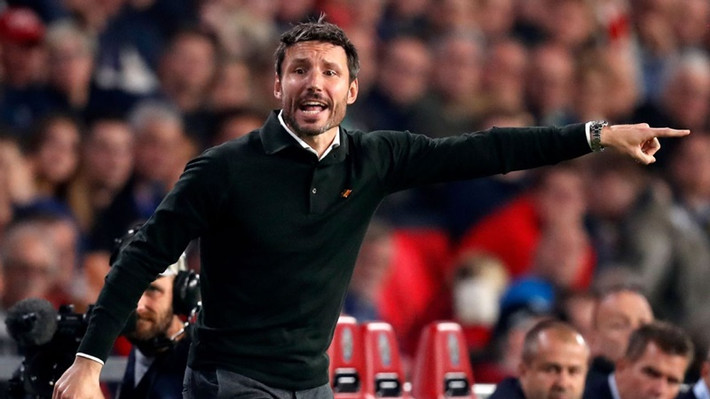 Ten Hag đã được xác nhận không rời Ajax trong mùa hè này. Vì thế, dù không muốn nhưng Bayern Munich phải tìm đến phương án khác. Lần này, đội bóng số 1 nước Đức quyết "chọn mặt gửi vàng" nơi huyền thoại bóng đá Hà Lan, Mark van Bommel.