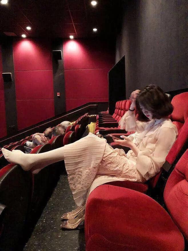 Có thể nói, hành động phản cảm nhất trong rạp chiếu phim đó là gác chân lên ghế, dù đằng trước có ai hay không thì việc này vẫn bị đánh giá "kém sang". Mới đây, CĐM lại tiếp tục được chứng kiến trên, có khác chăng lần này, chủ nhân của hành động ấy lại là một cô nàng sở hữu ngoại hình cực kì ưa nhìn.