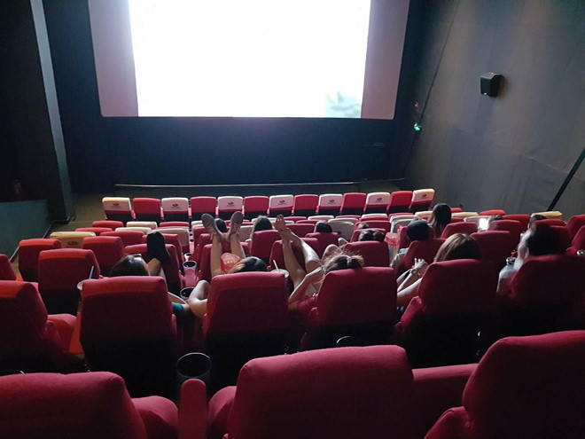 Thêm nữa, có vẻ như đã tìm được tư thế thoải mái, cô gái còn tự nhiên sử dụng điện thoại, không mấy để ý đến màn hình chiếu phim.