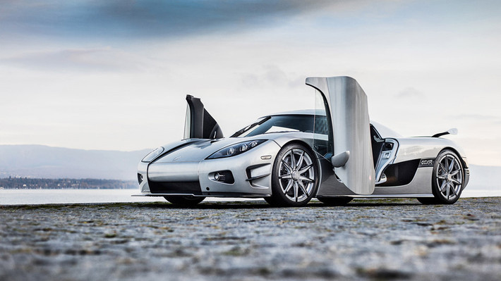 Từng thuộc sở hữu của ''tay đấm triệu USD'' Floyd Mayweather, Koenigsegg CCXR Trevita có mức giá 4,8 triệu USD vào năm 2015. Siêu xe này cũng trở thành siêu xe đắt nhất được lưu hành tại Mỹ ở thời điểm đó. Toàn bộ phần thân vỏ của Koenigsegg CCXR Trevita đều được làm bằng chất liệu sợi carbon màu trắng bạc theo công nghệ có tên “dệt kim cương”. “Trái tim” của siêu xe này là khối động cơ V8, siêu nạp kép, dung tích 4.8L, sản sinh công suất tối đa 1.018 mã lực.