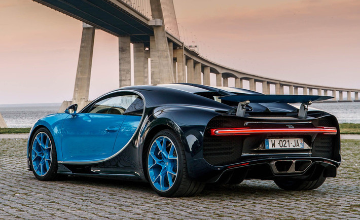 Tiếp nối thành công của ''ông hoành tốc độ'' Veyron, hãng siêu xe Bugatti tiếp tục cho ra một ông hoàng khác mang tên Chiron với sức mạnh lên đến 1.500 mã lực. Sức mạnh này đến từ động cơ W16, 8.0L đi kèm 4 bộ tăng áp mới. Bugatti chỉ sản xuất 500 chiếc Chiron trong thời gian 8 năm. Vi vậy, mức giá của siêu xe này sẽ không chỉ dừng ở 2,9 triệu USD giá xuất xưởng.