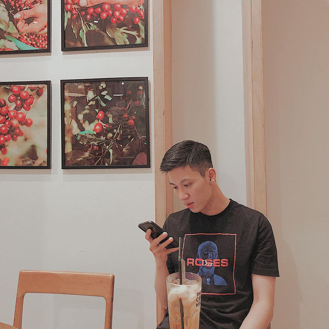 Khánh Vũ vừa tốt nghiệp Thạc sĩ chuyên ngành Master of Applied Linguistics and TESOL (Thạc sĩ ngôn ngữ ứng dụng và giảng dạy) tại Trường Đại học Macquarie – một trong những trường đại học hàng đầu ở Sydney (Úc).