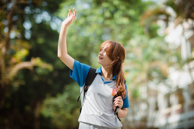 Bật mí thêm của Thu Trang về bộ ảnh đó là cô bạn có người yêu là sinh viên Đại học Bách Khoa nên cô nàng thường xuyên ghé đến đây chơi và chụp hình. Chả trách sao mà nhiều người lại lầm tưởng cô bạn là sinh viên Bách Khoa luôn