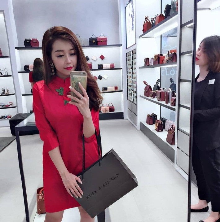 Trên trang cá nhân của mình, Hoài Thương không ngần ngại khoe những bức ảnh mua sắm sang chảnh.