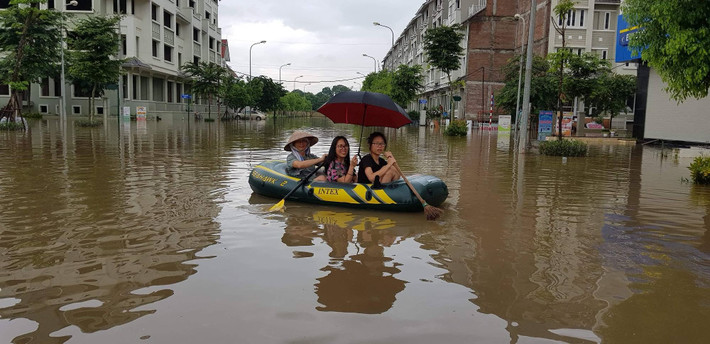 Vậy nên việc mưa gió hay đường ngập lụt ra đường tắm mưa hay bơi giữa phố ngập là điều mà các bạn trẻ không nên làm để tránh những bệnh tật có thể đến.