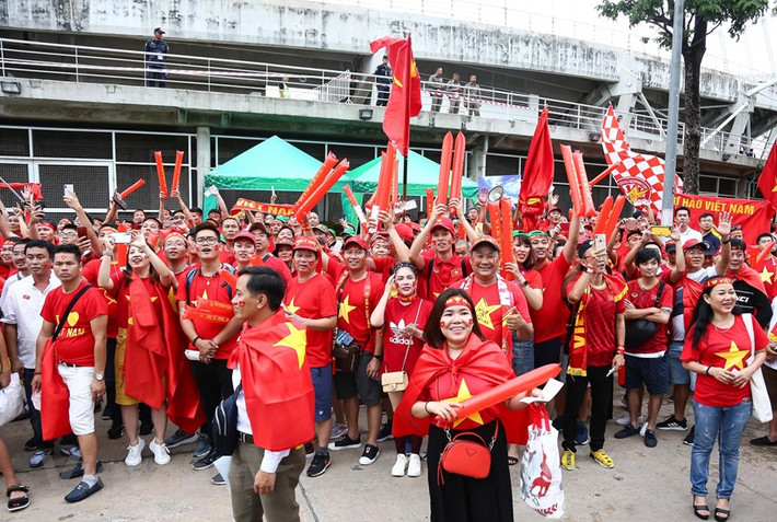 CĐV Việt Nam có mặt tại sân Thammasat từ rất sớm nhằm ổn định trước khi cùng nhau vào sân tiếp lửa cho đội tuyển Việt Nam.