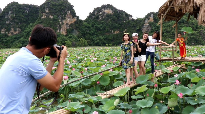 Đầm sen đẹp được ví như "ao tiên" thu hút giới trẻ nằm ở xã An Phú, huyện Mỹ Đức - Hà Nội. Để tới được địa điểm này, các bạn sẽ di chuyển tới quốc lộ 21B và cách trung tâm thành phố 55 km.