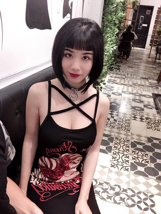 Ít xuất hiện trong thời gian vừa qua nhiều cư dân mạng cũng trở nên ôn hòa hơn với Linh Miu bởi cho rằng cô nàng này có vẻ đã thay đổi. Nhưng sau sự việc đăng tải dòng trạng thái bảo vệ Cu Thóc, nhiều người tiếp tục thói quen công kích hot girl Linh Miu.