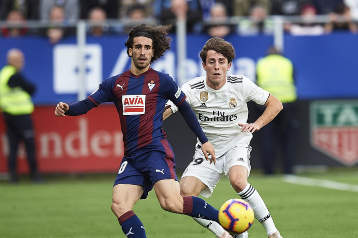 Truyền thông Tây Ban Nha đưa tin khẳng định thượng tầng Camp Nou có thể sẽ kích hoạt điều khoản mua lại trị giá 4 triệu Euro đối với trường hợp của Marc Cucurella - người hiện đang thi đấu tại Eibar theo dạng cho mượn.