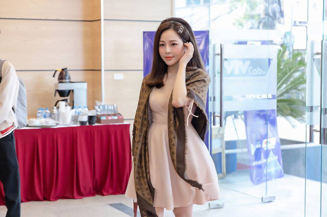 Bước ra từ chương trình game show bóng đá, hot girl Trâm Anh ngày càng thay đổi, đặc biệt là phong cách thời trang. Cô nàng này không ngần ngại mặc những bộ trang phục nóng bỏng mỗi lần xuất hiện trước công chúng.