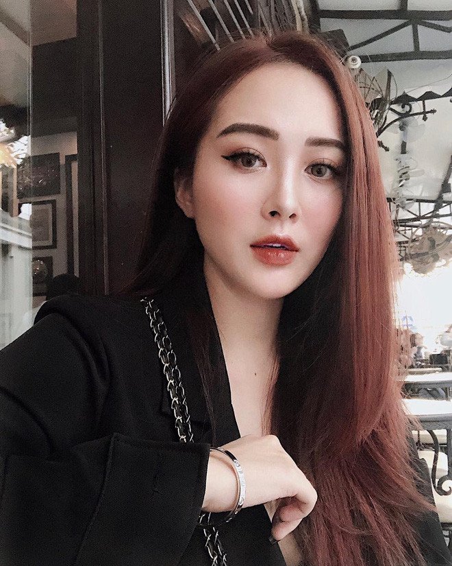 Nếu như nữ ca sĩ Hương Tràm thành công ở sự nghiệp nghệ thuật thì cô em họ Dư Hàng My lại theo con đường kinh doanh. Cô nàng mới tốt nghiệp Đại học Văn hóa Hà Nội và hiện đang là chủ một cửa hàng thời trang.