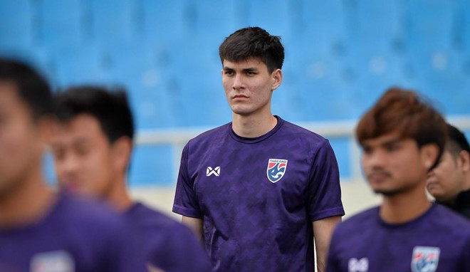 Ngày 26/3 tới, U23 Việt Nam sẽ đối đầu với U23 Thái Lan tại lượt trận cuối cùng VL U23 châu Á. Ngay trước khi trận đấu gay cấn này diễn ra, trên MXH các dân mạng đã rất chú ý tới trung vệ của Thái Lan sở hữu gương mặt điển trai và chiều cao khá khủng.