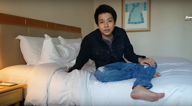 Trong clip làm nên tên tuổi của mình, Youtuber Khoa Pug mặc đồ bình thường giả nghèo vào khách sạn 5 sao cực kì nổi tiếng tại Sài Gòn để hỏi thuê phòng.