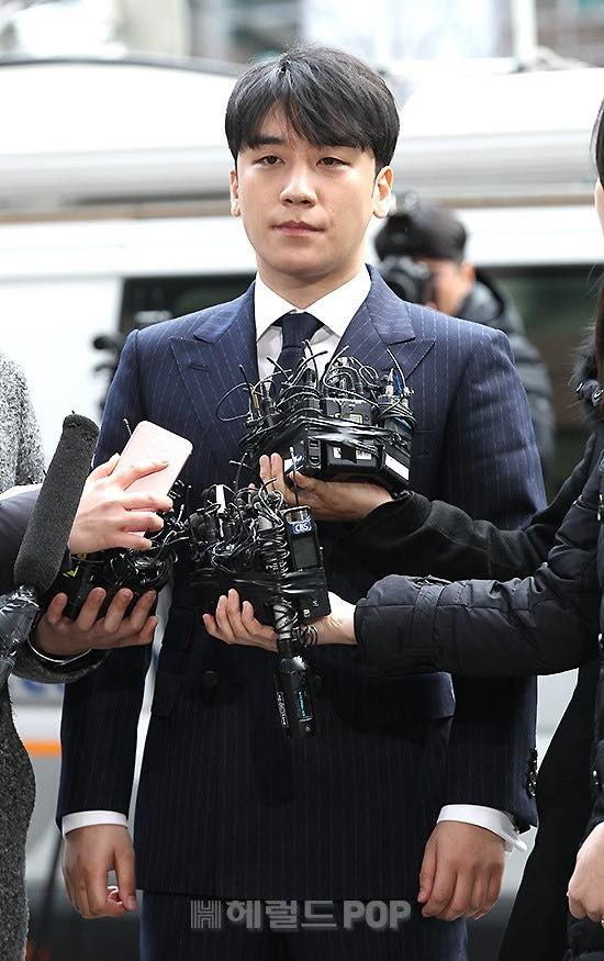 Seungri trình diện trước đồn Cảnh sát vào chiều 14/3 để điều tra thông tin buôn bán ma túy, môi giới mại dâm.