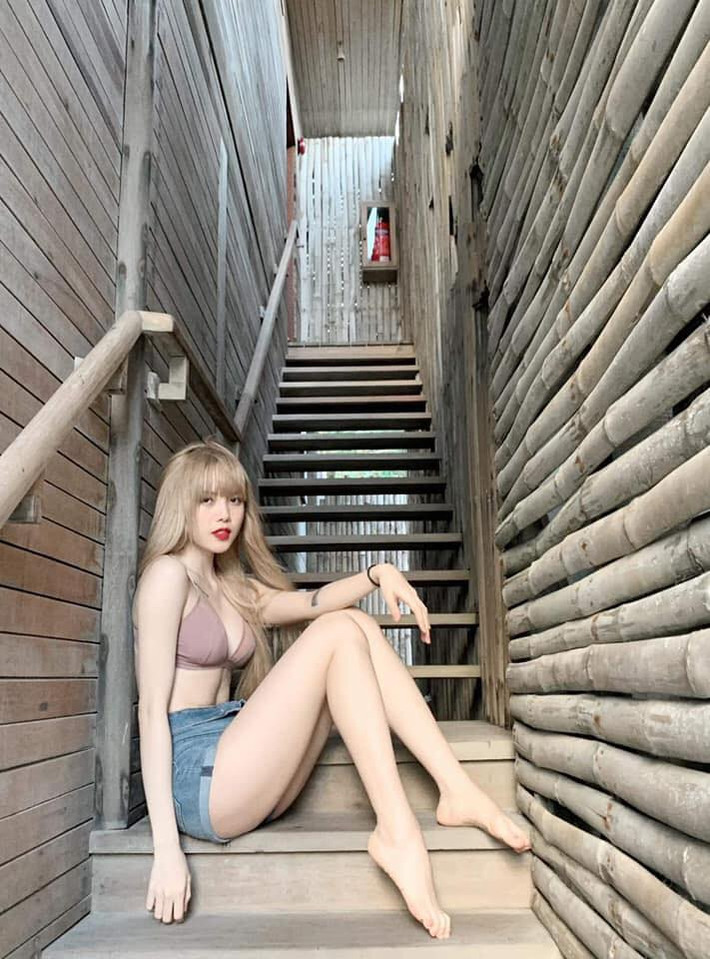 Thiều Bảo Trâm được biết đến là bạn gái tin đồn của nam ca sĩ Sơn Tùng M-TP. Ngoài giọng hát, cô bạn này còn khiến dân mạng ngây ngất khi sở hữu vóc dáng quyến rũ.