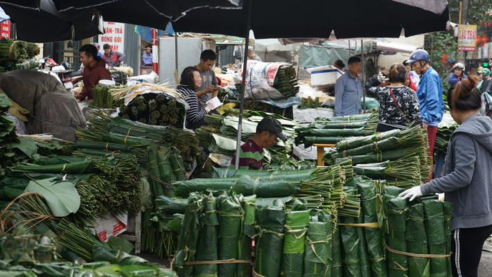 Cứ đến 25 tháng Chạp hàng năm, khu chợ lá dong tại phố Trần Quý Cáp, Hà Nội lại trở nên nhộn nhịp với tấp nập kẻ bán người mua.