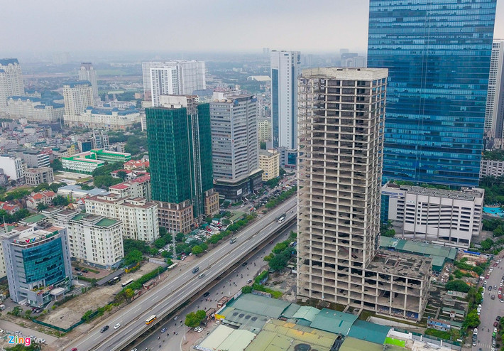 Đối diện Vicem Tower trên tuyến đường vành đai 3 (Hà Nội) là dự án Apex Tower. Apex Tower được xây dựng trên khu đất có diện tích 2.780 m2, tổng vốn đầu tư khoảng 15 triệu USD. Dự án khởi công từ năm 2008 nhưng đến nay mới chỉ hoàn thiện phần thô. Ảnh: Việt Linh.