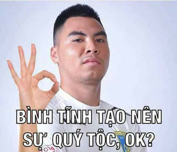 Chưa hết, hội này còn tặng Đức Huy một tấm lịch có in hình "đức vua" và dĩ nhiên nó cũng cộp mác quý tộc luôn.
