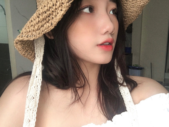 Mã Hồng Hạnh sinh năm 2002, hiện học tại lớp 12 trường THCS-THPT Nguyễn Khuyến - TP. Đà Nẵng.