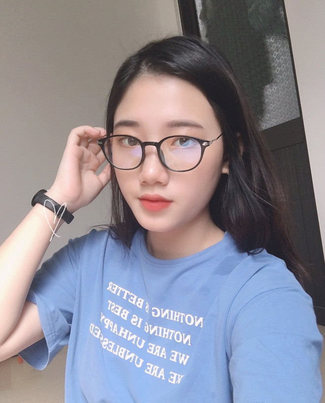 Chia sẻ về tính cách của mình, Hồng Hạnh cho biết: "Mình rất là hài hước, yêu ghét rõ ràng nên rất được lòng mọi người cũng như bạn bè. Bình thường mình thích đi du lịch, nghe nhạc, ca hát và đặc biệt thích chơi thể thao".