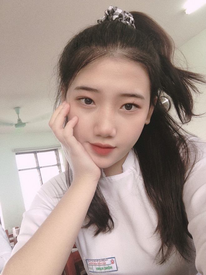 Ngoài giờ lên lớp, Hồng Hạnh còn là người mẫu ảnh. Cô nàng bén duyên với nghề mẫu ảnh khi vô tình đăng 1 clip Tiktok và nhận được sự quan tâm của nhiều người. Dần dần các thương hiệu thời trang biết đến nữ sinh Đà Nẵng nhiều hơn và hợp đồng chụp ảnh quảng cáo cũng từ đó mà đến.