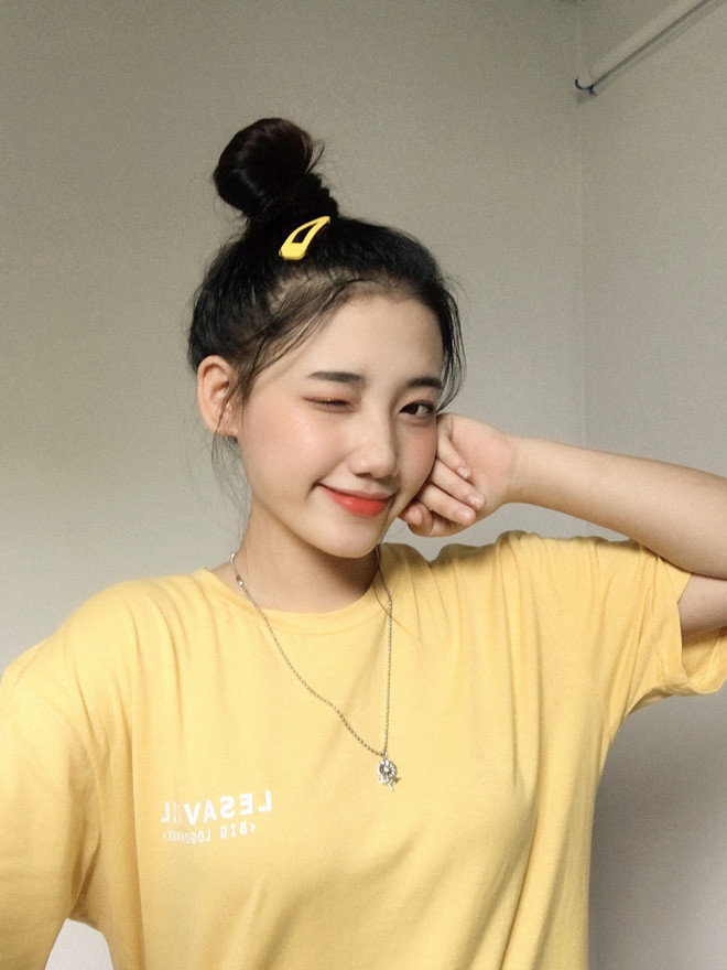 Ngắm nhìn Hồng Hạnh, nhiều người cho biết vẻ đẹp trong sáng và thánh thiện của nữ sinh này như truyền cả năng lượng tích cực đến những người xung quanh.