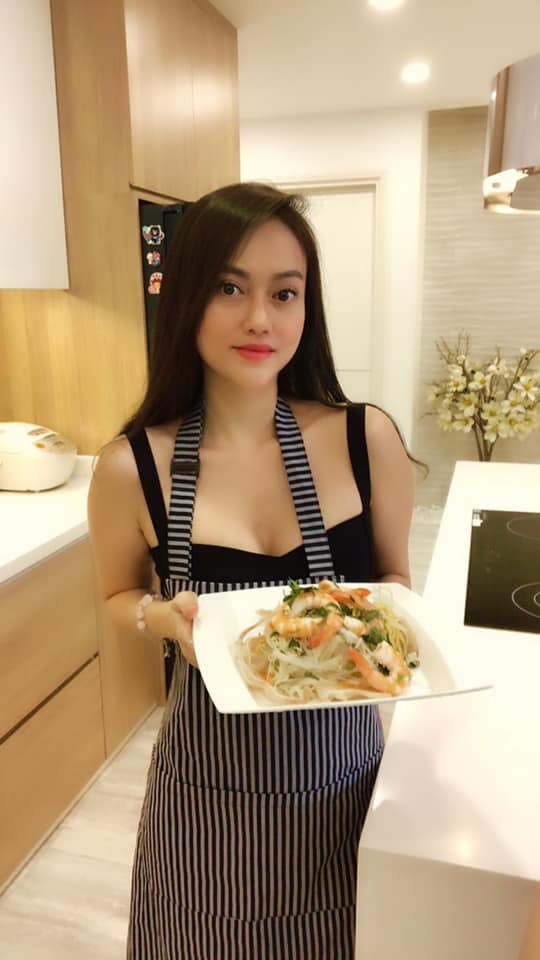 Bài chia sẻ nhanh chóng thu hút sự chú ý bởi nhan sắc trẻ đẹp ấn tượng của bà ngoại của Giao Phạm. Nhiều bình luận không chỉ khen nhan sắc của nữ giáo viên này và không quên dành những mỹ từ cho bà ngoại của cô nàng.