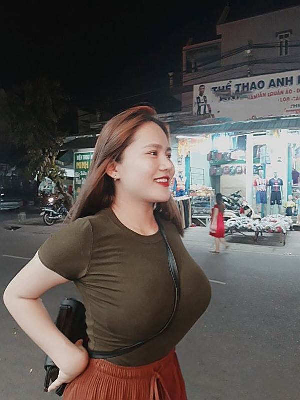 Thời gian qua, liên tiếp những nữ sinh ngực khủng được dân mạng tìm ra và nhanh chóng trở nên nổi tiếng khắp MXH. Sau cô nàng Võ Thị Thu Trang tới từ Hải Dương thì mới đây là nữ sinh Quảng Ngãi với số đo vòng 1 ngoài 100 cm.