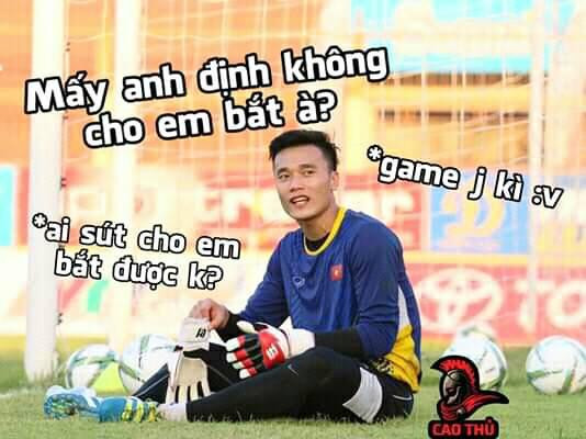Quá nhàn rỗi, Bùi Tiến Dũng xin được thử tài mà các cầu thủ Brunei không cho.