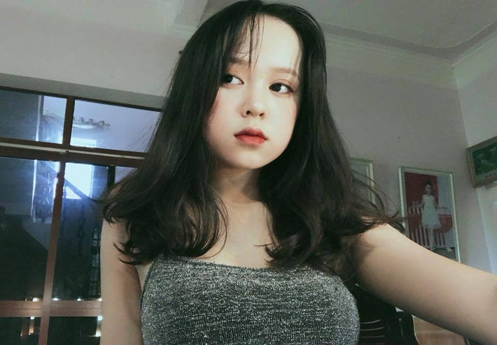Sau khi đăng tải những bức ảnh của mình, Thùy Trang nhận không ít những phản ứng trái chiều từ CĐM. Đa phần các ý kiến cho rằng, lứa tuổi của nữ sinh này chưa đủ để diện những bộ đồ như trong ảnh.