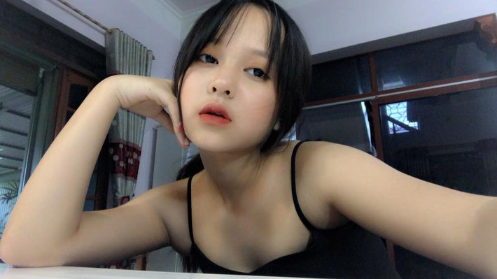 Sinh năm 2006, nữ sinh Thái Nguyên đang là cái tên nhận được nhiều chú ý trên mạng xã hội thời gian này khi đăng tải những bức ảnh bị xếp vào hàng ăn mặc phản cảm.