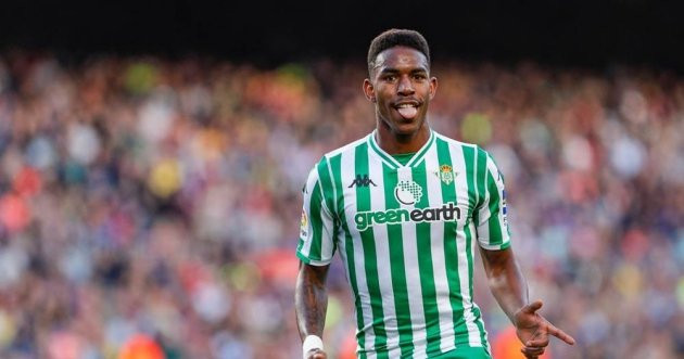 Chuyển nhượng bóng đá mới nhất từ Fox Sports, Lionel Messi không ủng hộ việc Barcelona chiêu mộ Junior Firpo. Những xích mích và lùm xùm trong quá khứ của cả hai khiến El Pulga gay gắt phản đối quyết định này của thượng tầng sân Nou Camp.