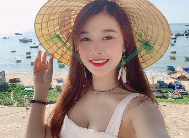 Thường xuyên xuất hiện với vẻ ngoài xinh xắn, nữ tính, Trang Nhung (22 tuổi) - bạn gái Văn Toàn - lại nhận được nhiều thiện cảm nhờ tính cách "lầy lội", hài hước qua các bài đăng trên trang cá nhân.