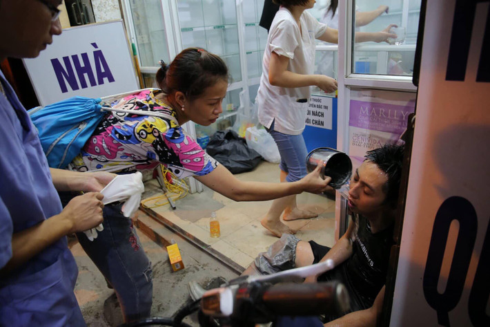 Trong đám cháy nhà máy phích nước Rạng Đông, ngoài việc tập trung theo sát hiện trường, các phóng viên tác nghiệp cũng kịp ghi lại loạt ảnh tình quân dân gây xúc cảm mạnh.