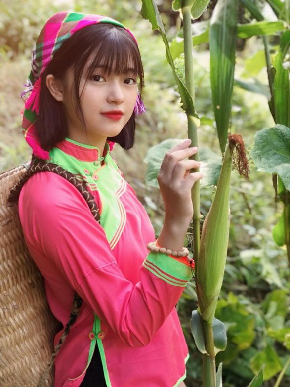 Hương Ly tên đầy đủ là Lương Thị Hương Ly là cô gái dân tộc Giáy, và cô gái này cũng thường xuyên chụp ảnh với trang phục dân tộc, cô xem đó là một niềm hãnh diện và đáng tự hào.